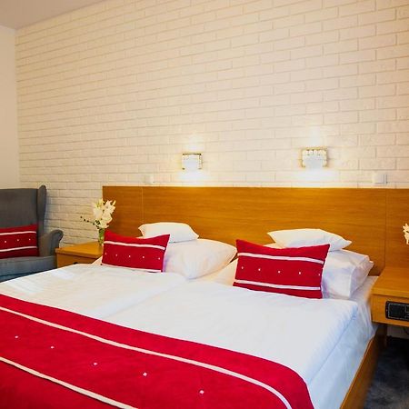Motel 2000 Steszew Luaran gambar