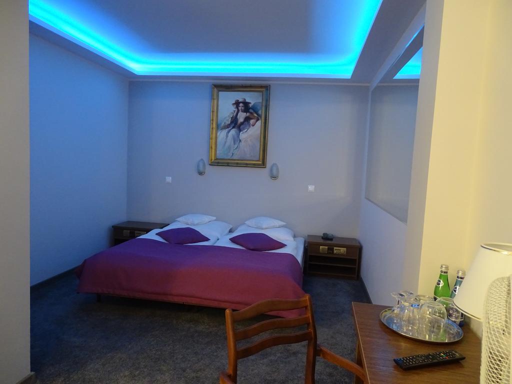 Motel 2000 Steszew Luaran gambar