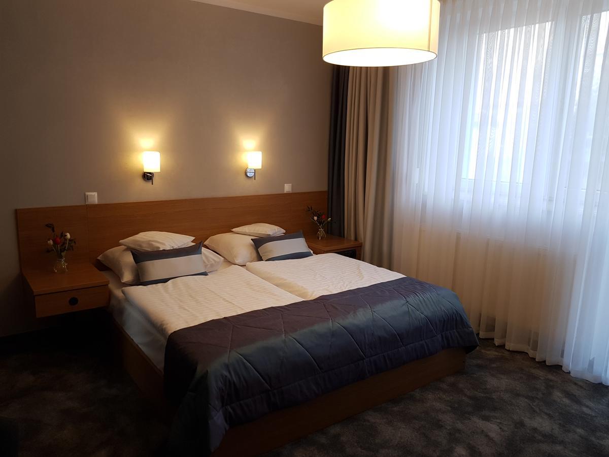 Motel 2000 Steszew Luaran gambar