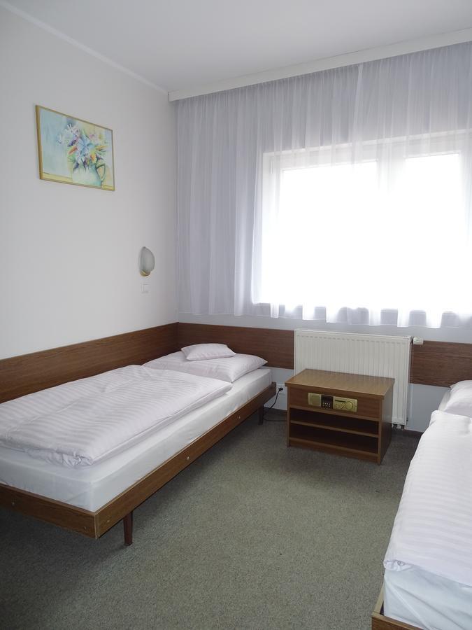 Motel 2000 Steszew Luaran gambar