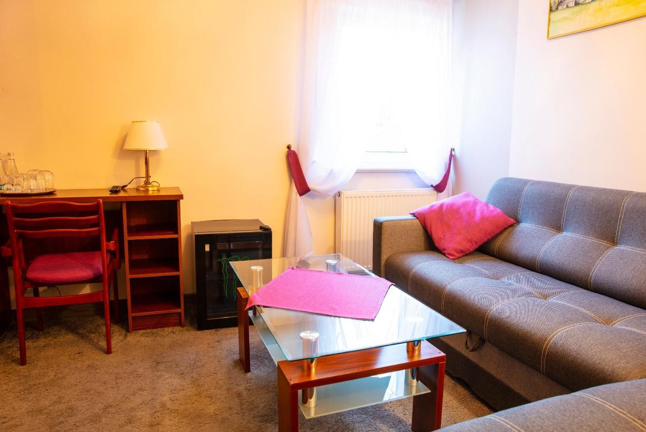 Motel 2000 Steszew Luaran gambar