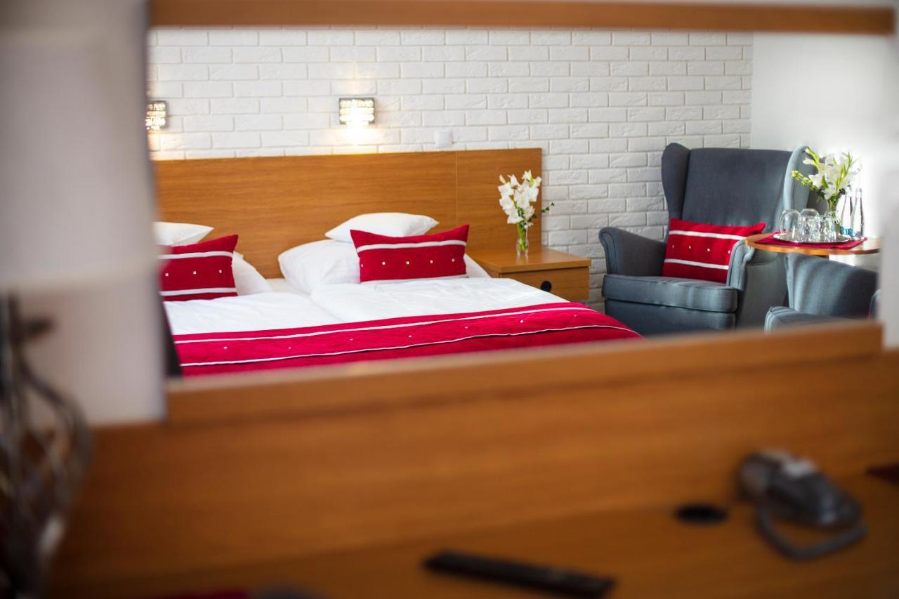 Motel 2000 Steszew Luaran gambar