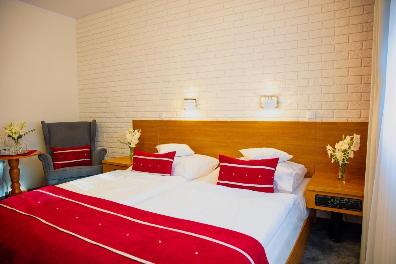 Motel 2000 Steszew Luaran gambar