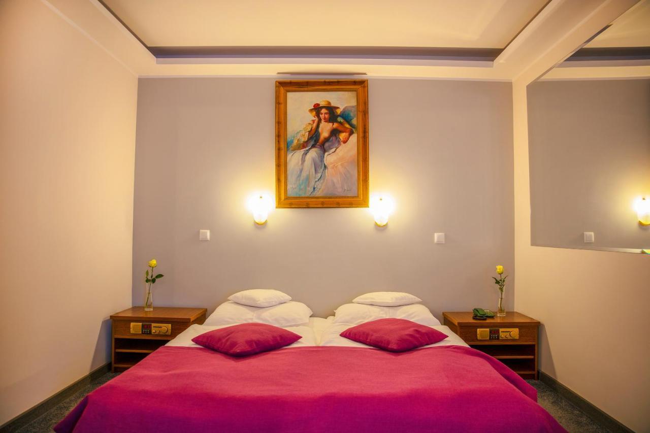 Motel 2000 Steszew Luaran gambar